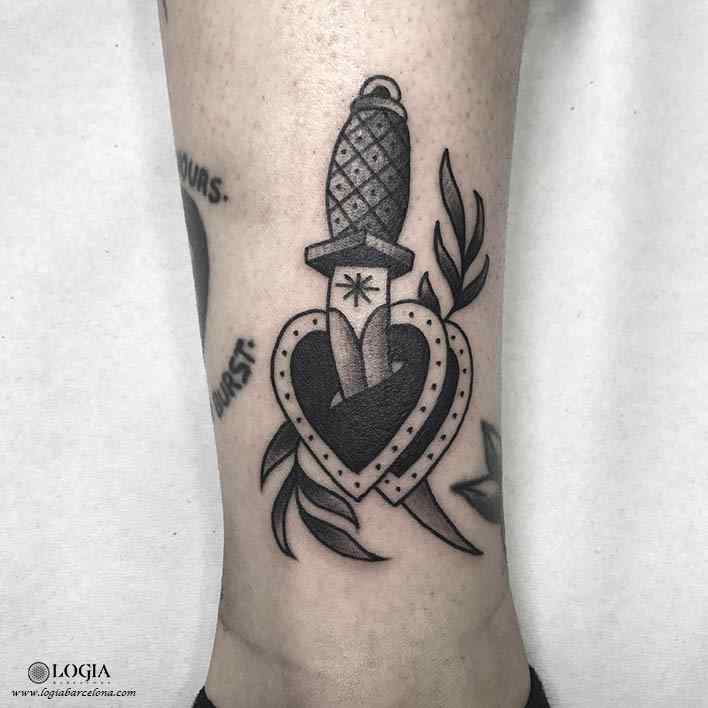 tatuaje-corazon-puñal-pierna-logia-barcelona-Laia     